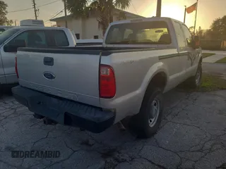 2010 Ford F-250 XL z VIN 1FTSX2B51AEA77375, wystawiony jako Copart lot #44066945 z przebiegiem 128 913 mil mil oraz Tytuł czysty. Historia ofert i sprzedaży dostępna na DreamBid. Obrazek 4.