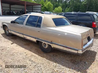 1996 Cadillac Fleetwood z VIN 1G6DW52PXTR705592, wystawiony jako IAAI lot #42290586 z przebiegiem Nie podano mil oraz . Historia ofert i sprzedaży dostępna na DreamBid. Obrazek 3.