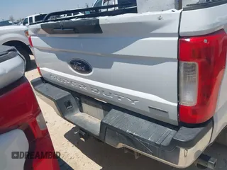 2019 Ford F-250 XL с VIN 1FT7W2B63KEF60966, выставлен на аукционе IAAI как лот 42731380 с пробегом 214 421 миль миль и . История ставок и продаж доступна на DreamBid. Изображение 15.