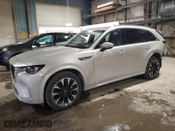 2024 Mazda CX-90 S z VIN JM3KK1HCXR1141115, wystawiony jako Copart lot #45179815 z przebiegiem 25 158 mil mil oraz Czysty tytuł • Clean title. Historia ofert i sprzedaży dostępna na DreamBid. Obrazek 1.