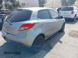 2011 Mazda 2 Sport z VIN JM1DE1HY9B0123415, wystawiony jako IAAI lot #42462916 z przebiegiem 198 378 mil mil oraz . Historia ofert i sprzedaży dostępna na DreamBid. Obrazek 4.