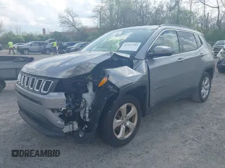 2019 Jeep Compass Altitude z VIN 3C4NJCBB7KT742453, wystawiony jako IAAI lot #42107184 z przebiegiem 97 683 mil mil oraz . Historia ofert i sprzedaży dostępna na DreamBid. Obrazek 2.