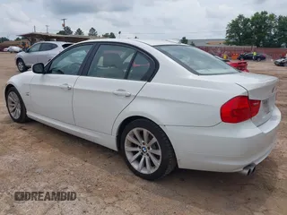 2011 BMW 3 Series 328i xDrive z VIN WBAPK5G54BNN27937, wystawiony jako IAAI lot #42446717 z przebiegiem 102 256 mil mil oraz . Historia ofert i sprzedaży dostępna na DreamBid. Obrazek 3.