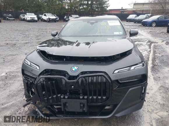 2023 BMW i7 xDrive60 z VIN WBY53EJ07PCM80196, wystawiony jako IAAI lot #41666074 z przebiegiem 25 640 mil mil oraz . Historia ofert i sprzedaży dostępna na DreamBid. Obrazek 13.