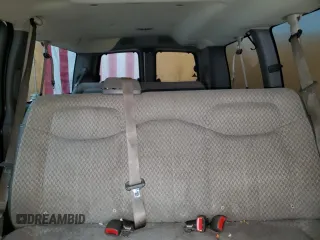 2006 Chevrolet Express Passenger z VIN 1GAHG35U061177638, wystawiony jako Copart lot #83433844 z przebiegiem 115 434 mil mil oraz Czysty tytuł • Clean title. Historia ofert i sprzedaży dostępna na DreamBid. Obrazek 10.