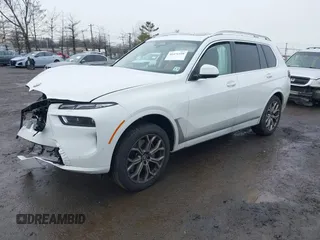 2025 BMW X7 xDrive40i z VIN 5UX23EM05S9X98435, wystawiony jako IAAI lot #41476358 z przebiegiem 2946 mil mil oraz . Historia ofert i sprzedaży dostępna na DreamBid. Obrazek 17.