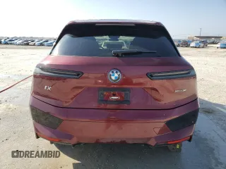 2024 BMW iX xDrive50 z VIN WB523CF06RCN03726, wystawiony jako Copart lot #48911045 z przebiegiem 38 051 mil mil oraz Szkody całkowita. Historia ofert i sprzedaży dostępna na DreamBid. Obrazek 6.