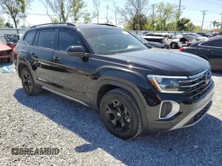 2024 Volkswagen Atlas Peak Edition SE z VIN 1V2CR2CAXRC568110, wystawiony jako Copart lot #48893395 z przebiegiem 10 441 mil mil oraz Nie do naprawy • Non repairable. Historia ofert i sprzedaży dostępna na DreamBid. Obrazek 4.