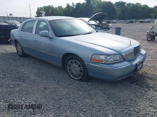2009 Lincoln Town Car Signature Limited z VIN 2LNHM82V69X627696, wystawiony jako IAAI lot #42227257 z przebiegiem 90 638 mil mil oraz . Historia ofert i sprzedaży dostępna na DreamBid. Obrazek 1.