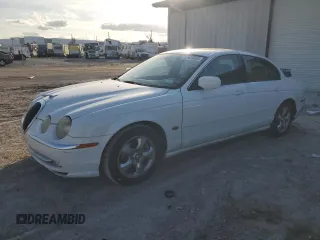 2000 Jaguar S-Type V6 z VIN SAJDA01C2YFL39389, wystawiony jako Copart lot #43924605 z przebiegiem 52 607 mil mil oraz Czysty tytuł • Clean title. Historia ofert i sprzedaży dostępna na DreamBid. Obrazek 1.
