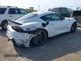 2021 Toyota Supra 3.0 z VIN WZ1DB0C06MW039185, wystawiony jako IAAI lot #42160847 z przebiegiem 42 736 mil mil oraz . Historia ofert i sprzedaży dostępna na DreamBid. Obrazek 4.