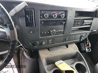2012 Chevrolet Express Cargo z VIN 1GCWGFCAXC1173617, wystawiony jako IAAI lot #42561444 z przebiegiem 178 334 mil mil oraz . Historia ofert i sprzedaży dostępna na DreamBid. Obrazek 6.