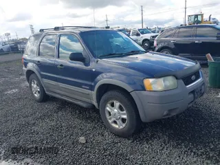 2002 Ford Escape XLT Choice with VIN 1FMYU04172KA40251, listed as a IAAI auction lot 41895889 with 214,935 mi miles. Bid and sale history available at carsss.com. Image 1.