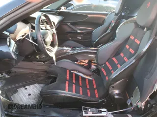2022 Ferrari SF90 z VIN ZFF95NLA6N0276511, wystawiony jako Copart lot #45742815 z przebiegiem Nie podano mil oraz Szkody całkowita. Historia ofert i sprzedaży dostępna na DreamBid. Obrazek 7.