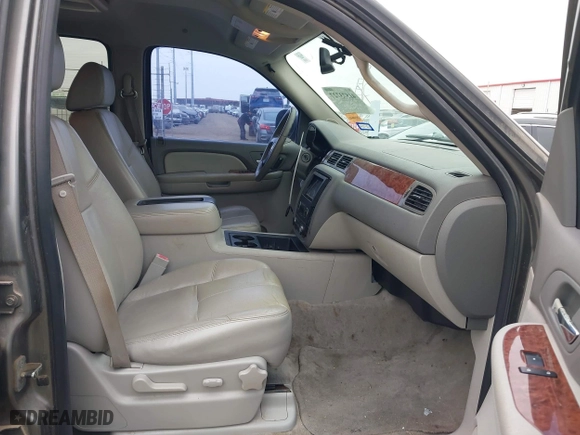 2008 Chevrolet Suburban LTZ with VIN 1GNFC16008J226762, listed as a IAAI auction lot 41573727 with 208,804 mi miles. Bid and sale history available at carsss.com. Image 5.