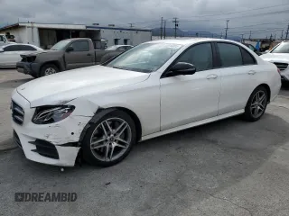 2020 Mercedes-Benz E 350 z VIN WDDZF8DB3LA725659, wystawiony jako Copart lot #53916985 z przebiegiem 62 635 mil mil oraz Szkoda całkowita • Salvage title. Historia ofert i sprzedaży dostępna na DreamBid. Obrazek 1.