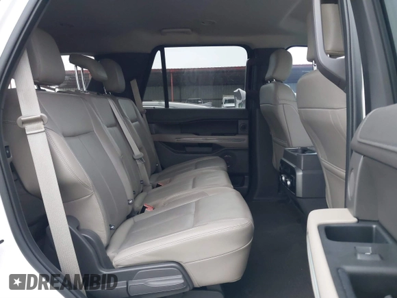 2018 Ford Expedition XLT with VIN 1FMJU1HT2JEA70497, listed as a IAAI auction lot 41397007 with 88,736 mi miles. Bid and sale history available at carsss.com. Image 8.