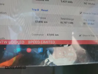 2023 Tesla Model Y Long Range z VIN 7SAYGAEE2PF758235, wystawiony jako Copart lot #49059895 z przebiegiem 57 615 mil mil oraz Czysty tytuł • Clean title. Historia ofert i sprzedaży dostępna na DreamBid. Obrazek 9.