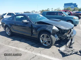 2008 Ford Mustang GT Deluxe z VIN 1ZVHT82H285122155, wystawiony jako IAAI lot #42698146 z przebiegiem 134 677 mil mil oraz . Historia ofert i sprzedaży dostępna na DreamBid. Obrazek 1.