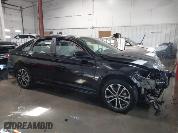 2025 Volkswagen Jetta Sport z VIN 3VWBX7BU2SM017442, wystawiony jako IAAI lot #41387314 z przebiegiem 1 498 mil mil oraz . Historia ofert i sprzedaży dostępna na DreamBid. Obrazek 14.