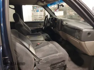 2002 Chevrolet Tahoe LS with VIN 1GNEC13V32R141872, listed as a IAAI auction lot 40994532 with 207,626 mi miles. Bid and sale history available at carsss.com. Image 5.