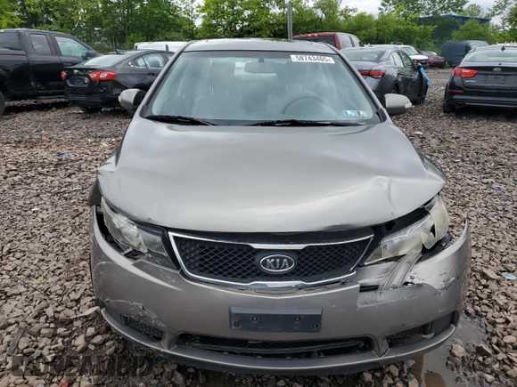 2010 Kia Forte EX z VIN KNAFU4A2XA5250756, wystawiony jako Copart lot #58743405 z przebiegiem 204 266 mil mil oraz Szkoda całkowita • Salvage title. Historia ofert i sprzedaży dostępna na DreamBid. Obrazek 5.