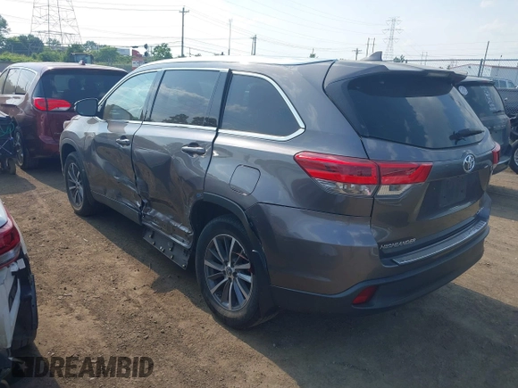 2019 Toyota Highlander SE z VIN 5TDJZRFHXKS586184, wystawiony jako IAAI lot #42414798 z przebiegiem 165 814 mil mil oraz . Historia ofert i sprzedaży dostępna na DreamBid. Obrazek 3.