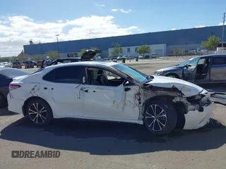 2018 Toyota Camry LE z VIN 4T1B11HKXJU146770, wystawiony jako IAAI lot #41708233 z przebiegiem 106 172 mil mil oraz . Historia ofert i sprzedaży dostępna na DreamBid. Obrazek 14.