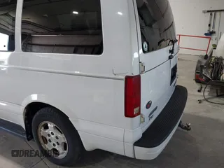 2005 Chevrolet Astro with VIN 1GNDM19X15B102261, listed as a IAAI auction lot 41997440 with 168,151 mi miles. Bid and sale history available at carsss.com. Image 6.