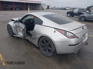 2003 Nissan 350Z Touring z VIN JN1AZ34E43T014247, wystawiony jako IAAI lot #42120812 z przebiegiem 112 263 mil mil oraz . Historia ofert i sprzedaży dostępna na DreamBid. Obrazek 3.