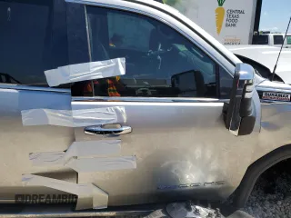 2022 GMC Sierra 3500HD SLT z VIN 1GT49UEY5NF360897, wystawiony jako Copart lot #47723514 z przebiegiem 8272 mil mil oraz Szkody całkowita. Historia ofert i sprzedaży dostępna na DreamBid. Obrazek 5.
