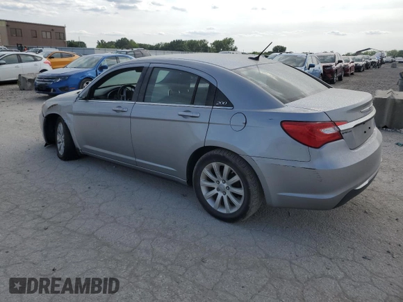 2014 Chrysler 200 Touring z VIN 1C3CCBBB0EN177211, wystawiony jako Copart lot #63526614 z przebiegiem 131 915 mil mil oraz Szkody całkowita. Historia ofert i sprzedaży dostępna na DreamBid. Obrazek 2.
