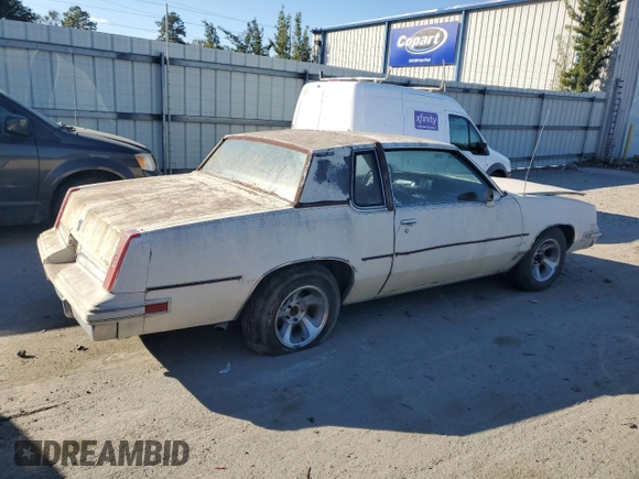 1984 Oldsmobile Cutlass Supreme z VIN 1G3AR47A5EM432583, wystawiony jako Copart lot #82311834 z przebiegiem 39 640 mil mil oraz Czysty tytuł • Clean title. Historia ofert i sprzedaży dostępna na DreamBid. Obrazek 3.