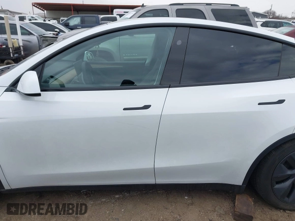 2025 Tesla Model Y Long Range z VIN 7SAYGDED9SA357876, wystawiony jako IAAI lot #41555227 z przebiegiem 1 600 mil mil oraz . Historia ofert i sprzedaży dostępna na DreamBid. Obrazek 13.