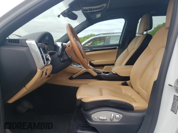 2017 Porsche Cayenne z VIN WP1AA2A23HKA87999, wystawiony jako Copart lot #57457705 z przebiegiem 27 231 mil mil oraz Szkoda całkowita • Salvage title. Historia ofert i sprzedaży dostępna na DreamBid. Obrazek 7.
