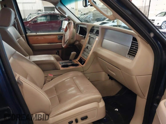 2007 Lincoln Navigator z VIN 5LMFU28597LJ00335, wystawiony jako IAAI lot #41291436 z przebiegiem 131 938 mil mil oraz . Historia ofert i sprzedaży dostępna na DreamBid. Obrazek 5.