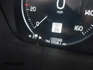 2018 Volvo XC90 Momentum with VIN YV4A22PK4J1321548, listed as a IAAI auction lot 41865899 with 122,568 mi miles. Bid and sale history available at carsss.com. Image 15.