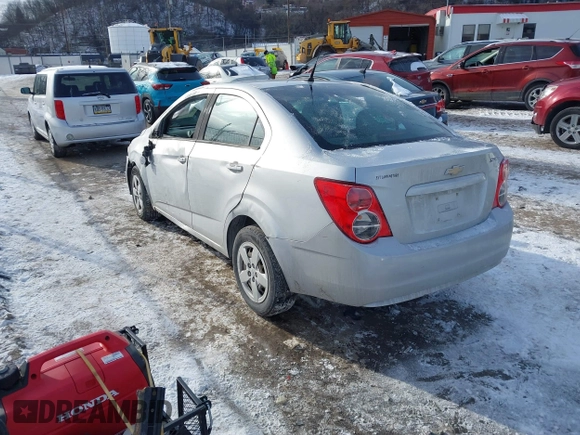 2013 Chevrolet Sonic LS z VIN 1G1JA5SG6D4236927, wystawiony jako IAAI lot #41356033 z przebiegiem 138 000 mil mil oraz . Historia ofert i sprzedaży dostępna na DreamBid. Obrazek 3.