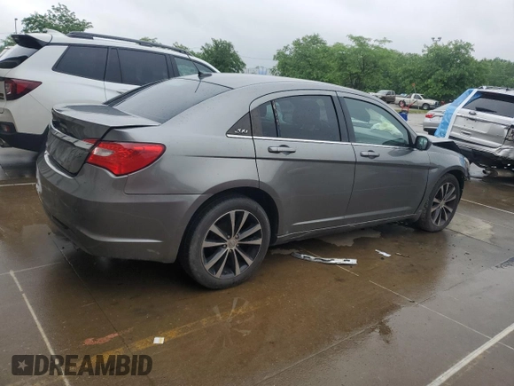 2012 Chrysler 200 Touring z VIN 1C3CCBBG3CN296962, wystawiony jako Copart lot #57275335 z przebiegiem 151 466 mil mil oraz Szkoda całkowita • Salvage title. Historia ofert i sprzedaży dostępna na DreamBid. Obrazek 3.