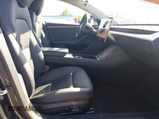 2024 Tesla Model 3 Long Range z VIN 5YJ3E1EB2RF740291, wystawiony jako IAAI lot #42124138 z przebiegiem 36 452 mil mil oraz . Historia ofert i sprzedaży dostępna na DreamBid. Obrazek 5.