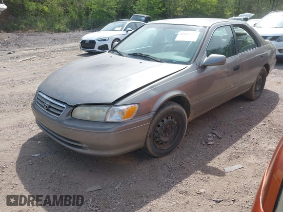 2001 Toyota Camry CE z VIN 4T1BG22K51U053555, wystawiony jako IAAI lot #42042788 z przebiegiem 279 347 mil mil oraz . Historia ofert i sprzedaży dostępna na DreamBid. Obrazek 2.