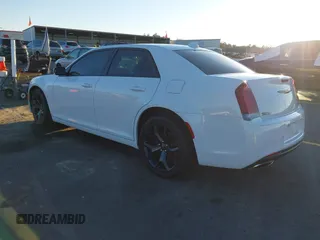 2021 Chrysler 300 S z VIN 2C3CCABG9MH545933, wystawiony jako IAAI lot #41222858 z przebiegiem 76 434 mil mil oraz . Historia ofert i sprzedaży dostępna na DreamBid. Obrazek 3.