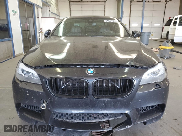 2013 BMW M5 z VIN WBSFV9C54DC773221, wystawiony jako Copart lot #54831865 z przebiegiem 127 949 mil mil oraz Czysty tytuł • Clean title. Historia ofert i sprzedaży dostępna na DreamBid. Obrazek 5.