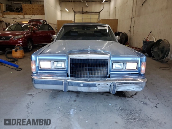 1988 Lincoln Town Car z VIN 1LNBM81F2JY754921, wystawiony jako Copart lot #76236564 z przebiegiem 593 215 mil mil oraz Szkoda całkowita • Salvage title. Historia ofert i sprzedaży dostępna na DreamBid. Obrazek 5.
