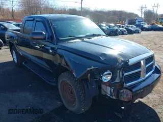 2005 Dodge Dakota SLT z VIN 1D7HW48N25S178373, wystawiony jako IAAI lot #41815561 z przebiegiem 148 112 mil mil oraz . Historia ofert i sprzedaży dostępna na DreamBid. Obrazek 6.