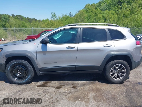 2020 Jeep Cherokee Trailhawk z VIN 1C4PJMBX1LD590087, wystawiony jako IAAI lot #42027620 z przebiegiem 91 033 mil mil oraz . Historia ofert i sprzedaży dostępna na DreamBid. Obrazek 14.