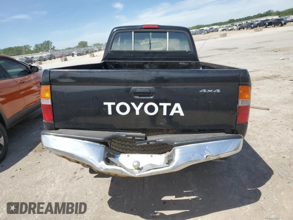 1996 Toyota Tacoma z VIN 4TAWM72N5TZ191278, wystawiony jako Copart lot #57338965 z przebiegiem 233 749 mil mil oraz Szkoda całkowita • Salvage title. Historia ofert i sprzedaży dostępna na DreamBid. Obrazek 6.