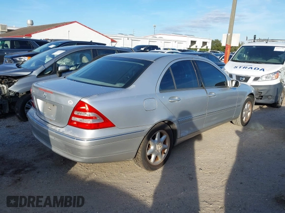 2002 Mercedes-Benz C 230/260/280/320 z VIN WDBRF61J12F141044, wystawiony jako IAAI lot #41424841 z przebiegiem 304 862 mil mil oraz . Historia ofert i sprzedaży dostępna na DreamBid. Obrazek 4.