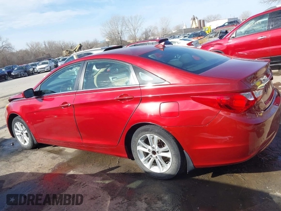 2013 Hyundai Sonata GLS z VIN 5NPEB4AC5DH676923, wystawiony jako IAAI lot #41805315 z przebiegiem 178 563 mil mil oraz . Historia ofert i sprzedaży dostępna na DreamBid. Obrazek 14.
