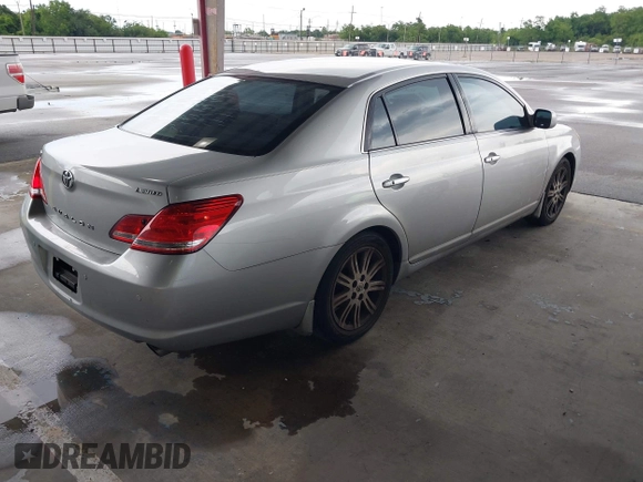 2007 Toyota Avalon XL z VIN 4T1BK36B47U181597, wystawiony jako IAAI lot #42379153 z przebiegiem 172 022 mil mil oraz . Historia ofert i sprzedaży dostępna na DreamBid. Obrazek 4.